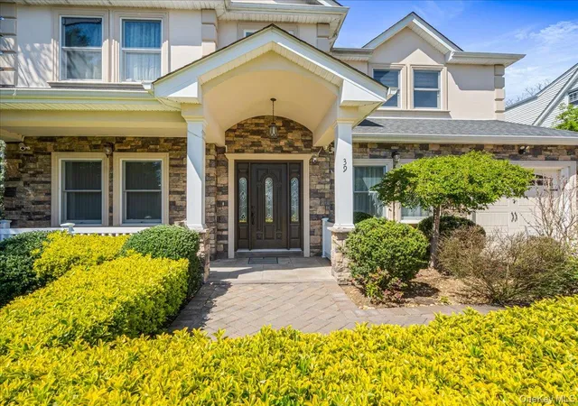 3rd image of 39 Coolidge Ave, North Hempstead, NY 11577 | MLS# 985017