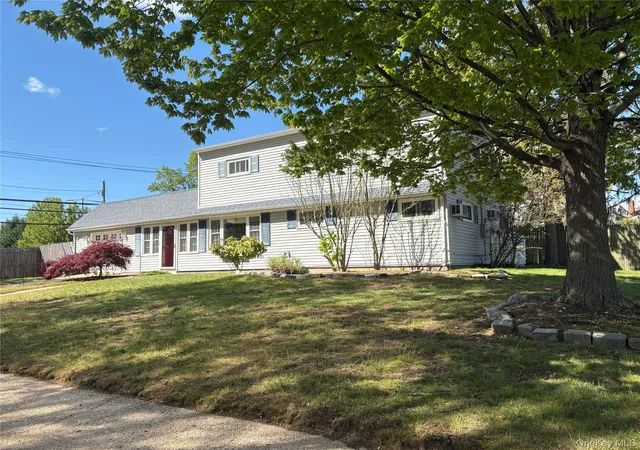 Photo 2 of Sale Pending at 2 Dwarf Ln, Wantagh, NY 11793 | MLS# 985139 | Listing updated on 2026-09-19
