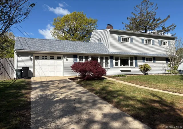 Photo 3 of Sale Pending at 2 Dwarf Ln, Wantagh, NY 11793 | MLS# 985139 | Listing updated on 2026-09-19