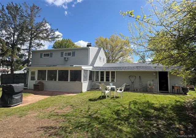 Photo 4 of Sale Pending at 2 Dwarf Ln, Wantagh, NY 11793 | MLS# 985139 | Listing updated on 2026-09-19