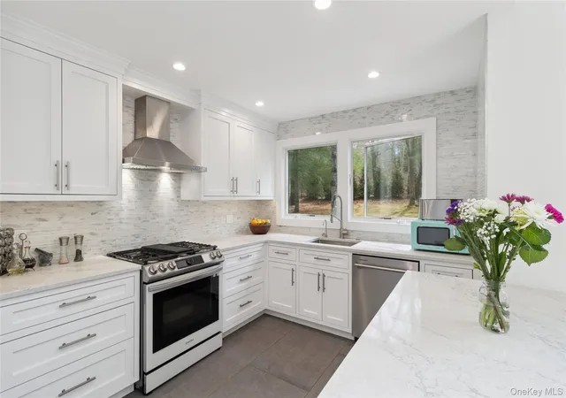Photo 2 of Single family home for sale at 27 Ely Brk Rd, East Hampton, NY 11937 | MLS# 985160 | Listing updated on 2026-09-02