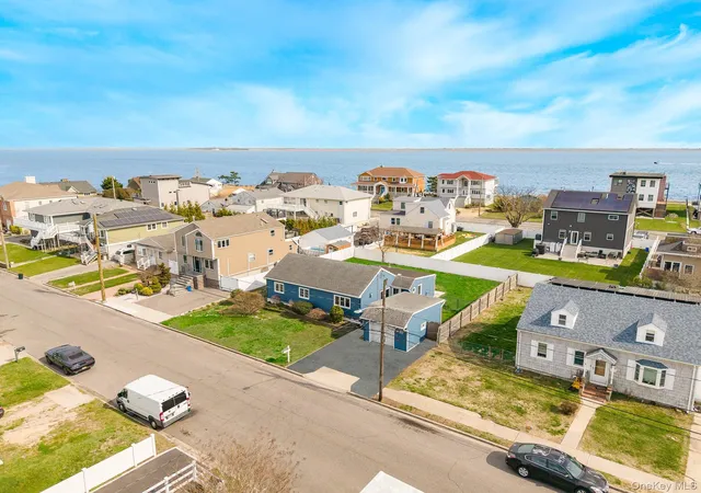 2nd image of 33 E Seacrest Ave, Lindenhurst, NY 11757 | MLS# 985183