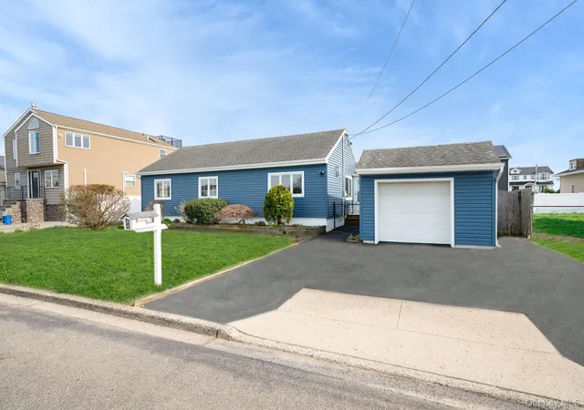 3rd image of 33 E Seacrest Ave, Lindenhurst, NY 11757 | MLS# 985183