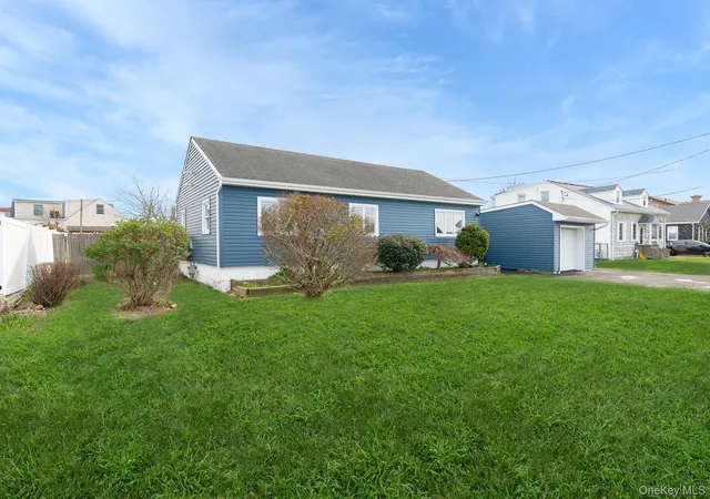5th image of 33 E Seacrest Ave, Lindenhurst, NY 11757 | MLS# 985183
