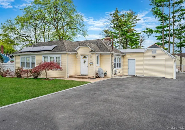 1st image of 122 Mckinley St, Islip, NY 11717 | MLS# 985309