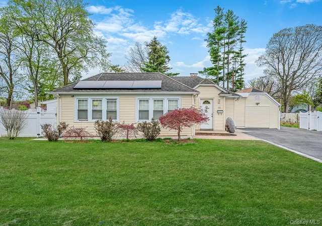 3rd image of 122 Mckinley St, Islip, NY 11717 | MLS# 985309