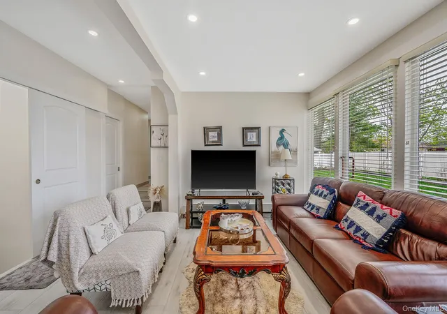 5th image of 122 Mckinley St, Islip, NY 11717 | MLS# 985309