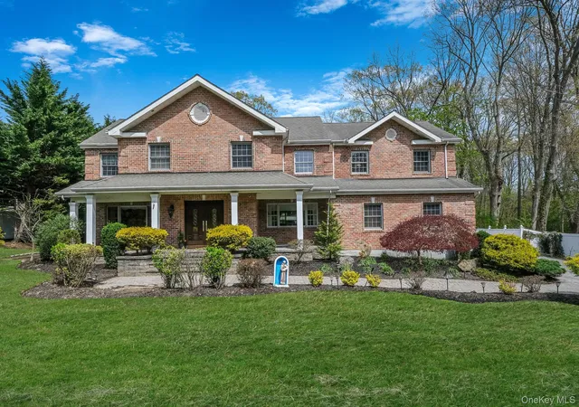 Photo 2 of Sale Pending at 9 Arista Ct, Huntington, NY 11746 | MLS# 985596 | Listing updated on 2026-05-15