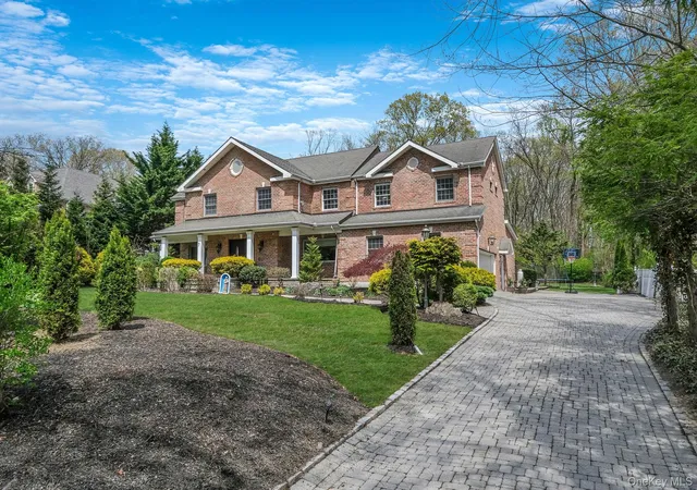 Photo 3 of Sale Pending at 9 Arista Ct, Huntington, NY 11746 | MLS# 985596 | Listing updated on 2026-05-15