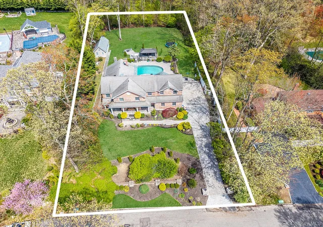 Photo 3 of Sale Pending at 9 Arista Ct, Huntington, NY 11746 | MLS# 985596 | Listing updated on 2026-05-15