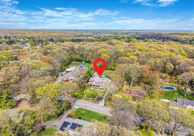 Photo 4 of Sale Pending at 9 Arista Ct, Huntington, NY 11746 | MLS# 985596 | Listing updated on 2026-05-15