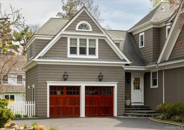 Photo 3 of Mansion for sale at 16 Middle Dr, North Hempstead, NY 11030 | MLS# 985610 | Listing updated on 2026-09-24