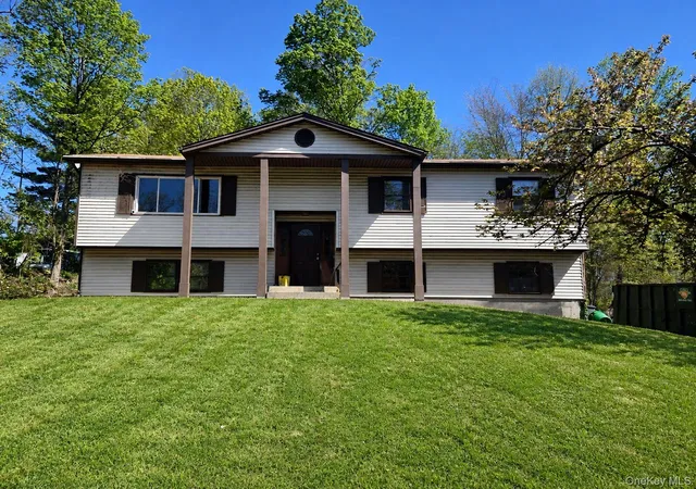 Photo 3 of Sale Pending at 11 Innington Ct, Clarkstown, NY 10977 | MLS# 985692 | Listing updated on 2026-06-19