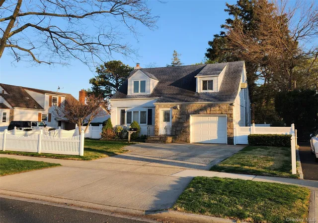 2nd image of 142 Morris Pkwy, Valley Stream, NY 11580 | MLS# 985749