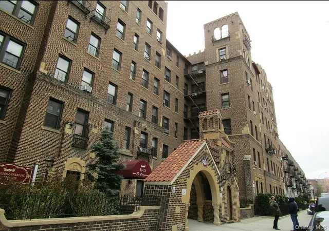 Homes for sale in New York, NY | 37-21 80Th St #1F, New York, NY 11372 | MLS# 985769