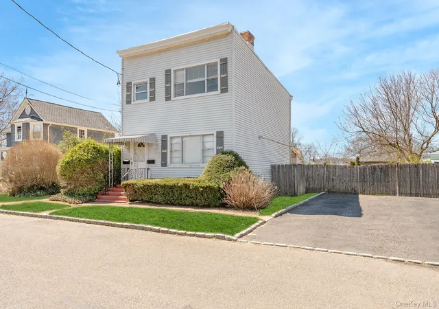 3rd image of 183 S 7Th St, Lindenhurst, NY 11757 | MLS# 985810