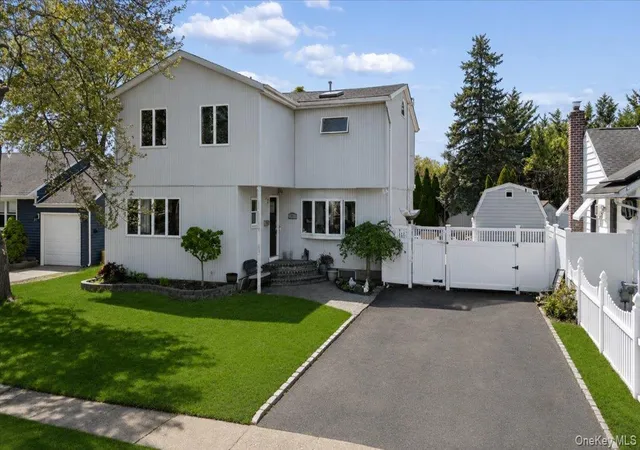 Photo 2 of Sale Pending at 44 E End Ave, Oyster Bay, NY 11801 | MLS# 985922 | Listing updated on 2026-09-19