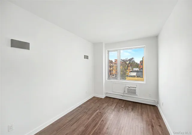 3rd image of 13621 Latimer Pl, New York, NY 11354