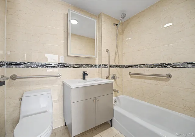 5th image of 13621 Latimer Pl, New York, NY 11354