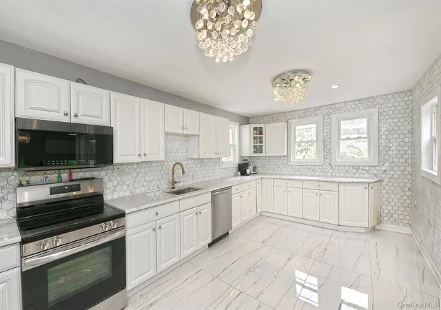 Photo 3 of Single family home for sale at 5 Shadywood Ct, Huntington, NY 11743 | MLS# 985988 | Listing updated on 2026-08-31