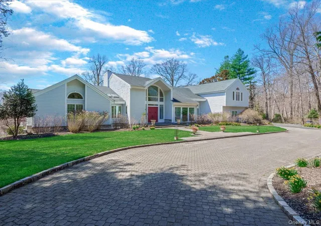 Photo 2 of Mansion for sale at 19 Mallard Dr, Huntington, NY 11743 | MLS# 986062 | Listing updated on 2026-10-12