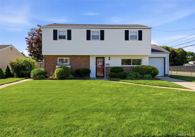 1st image of 802 Nebraska Ave, Bay Shore, NY 11706 | MLS# 986130