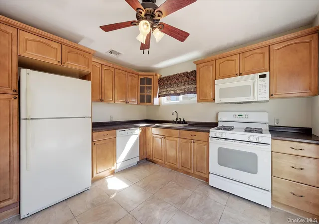 3rd image of 802 Nebraska Ave, Bay Shore, NY 11706 | MLS# 986130