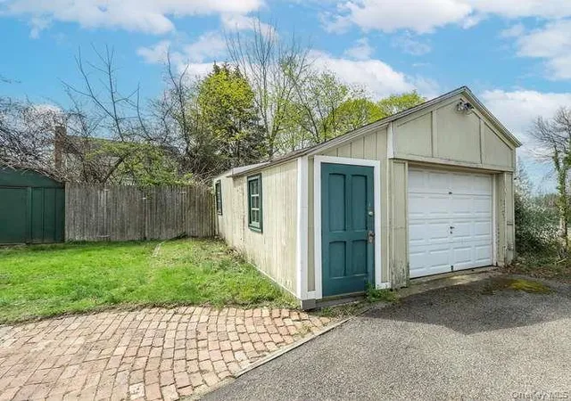 34th image of 75 Grove St, North Hempstead, NY 11547 | MLS# 986170