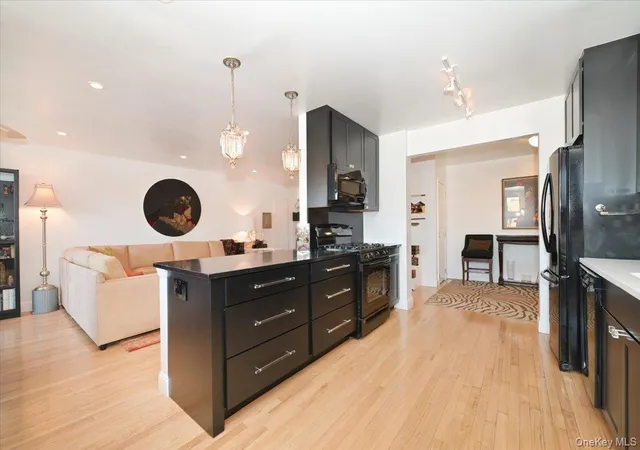 5th image of 25 Canterbury Rd, North Hempstead, NY 11030