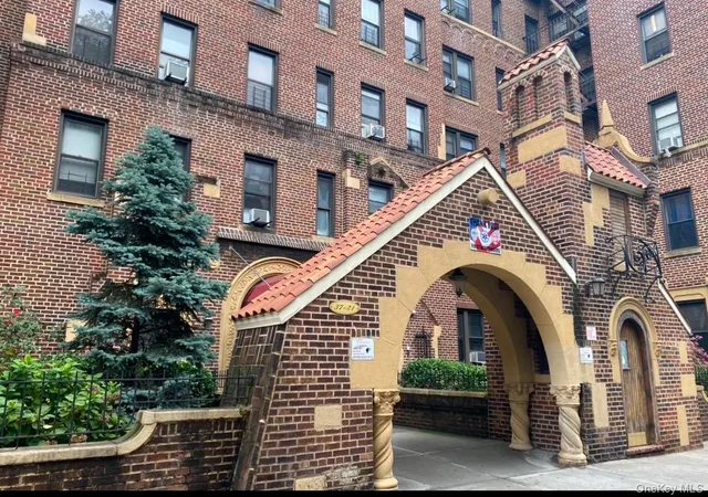 Homes for sale in New York, NY | 37-21 80Th St #4, New York, NY 11372 | MLS# 986298
