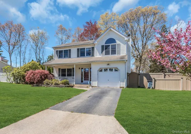 3rd image of 38 Memorial Blvd, Brookhaven, NY 11940 | MLS# 986307