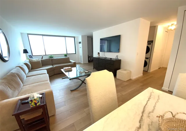 Photo 4 of Sale Pending at 27010 Grand Central Pkwy #3R, Floral Park, NY 11005 | MLS# 986359 | Listing updated on 2026-08-25