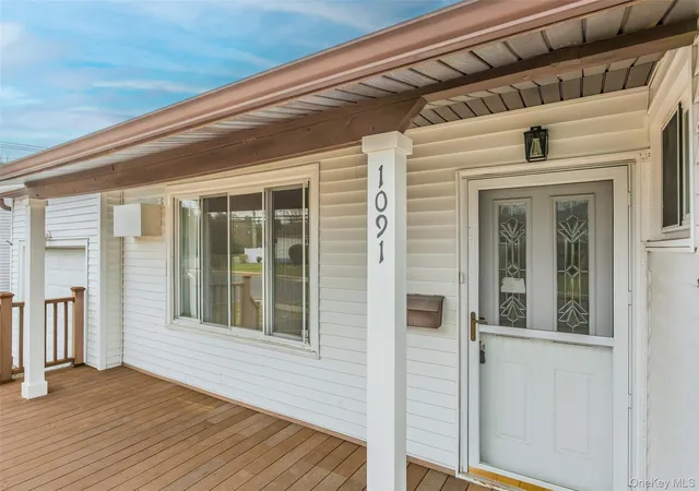 2nd image of 1091 Gardiner Dr, Bay Shore, NY 11706 | MLS# 986360