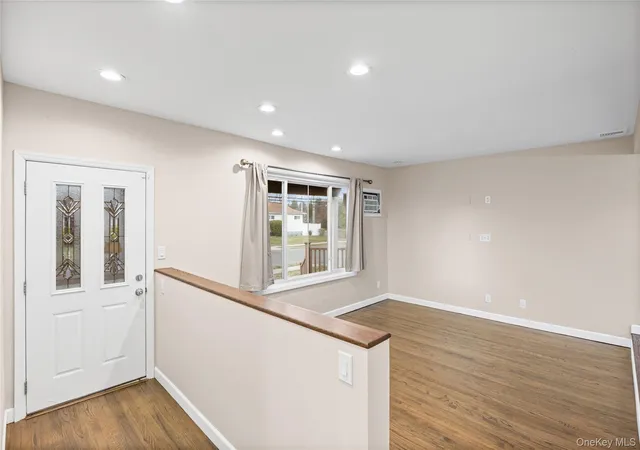 3rd image of 1091 Gardiner Dr, Bay Shore, NY 11706 | MLS# 986360
