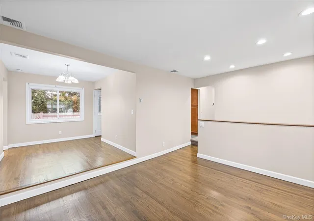 5th image of 1091 Gardiner Dr, Bay Shore, NY 11706 | MLS# 986360