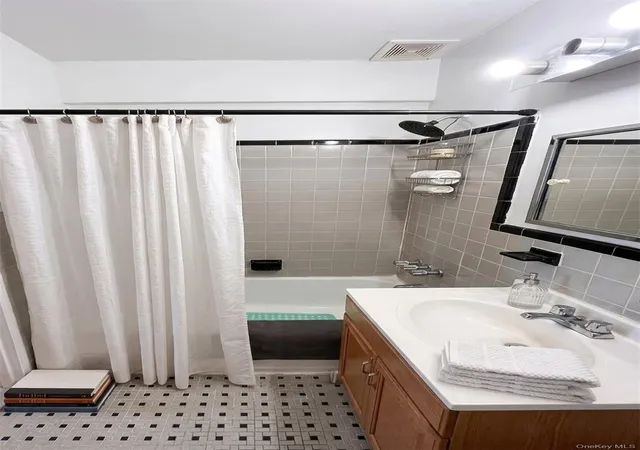 2nd image of 310 Beverley Rd, Brooklyn, NY 11218