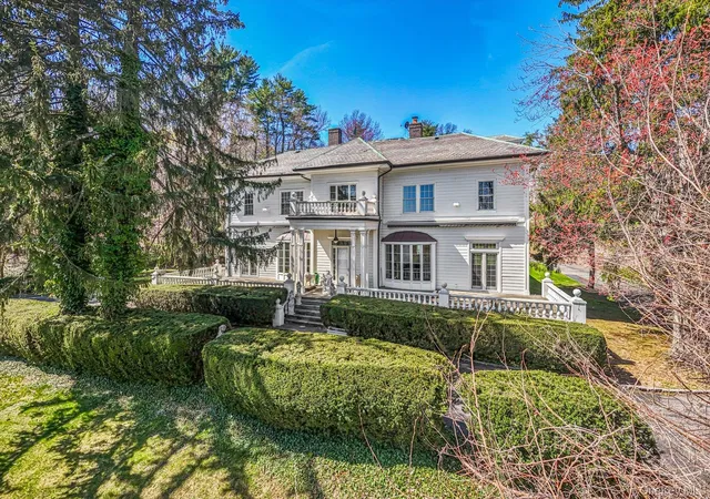 4th image of 365 E Shore Rd, North Hempstead, NY 11023 | MLS# 986408
