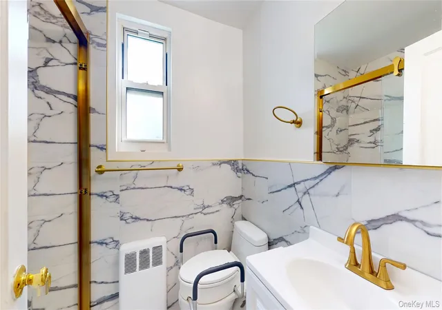 2nd image of 33 Edwards, Roslyn Heights, NY 11577