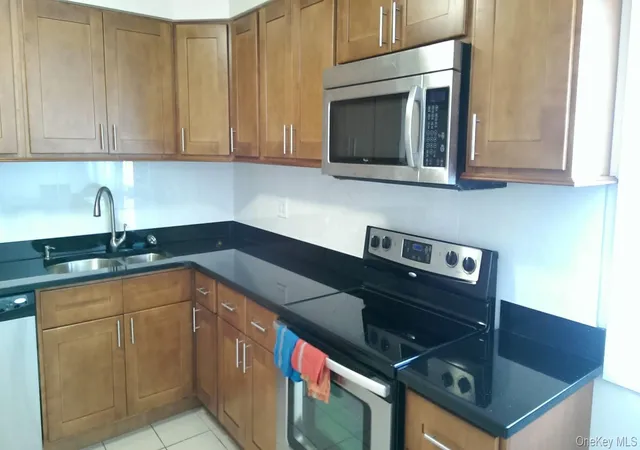 3rd image of 15 Falcon Ln, Hempstead, NY 11756 | MLS# 986513