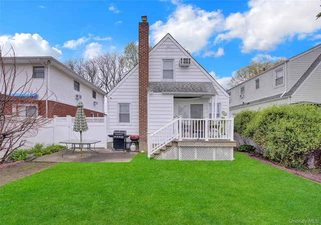 24th image of 1312 Park Ave, North Hempstead, NY 11040 | MLS# 986686