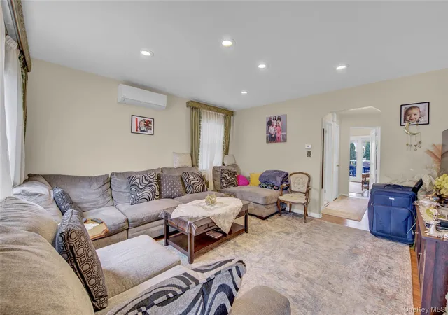 3rd image of 1312 Park Ave, North Hempstead, NY 11040 | MLS# 986686