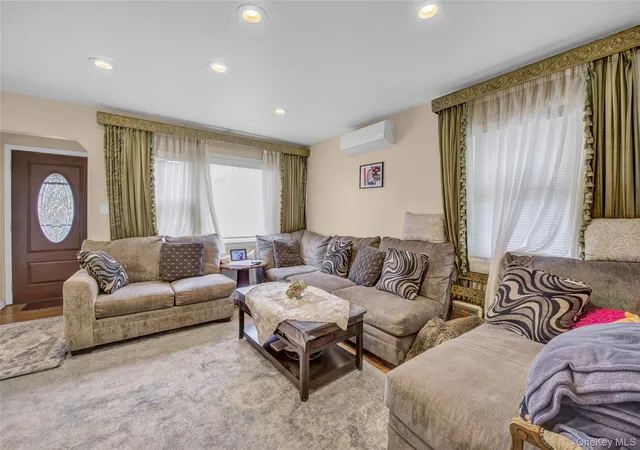 4th image of 1312 Park Ave, North Hempstead, NY 11040 | MLS# 986686