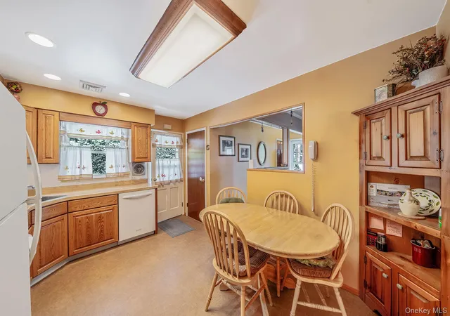 Photo 4 of Sale Pending at 45 Cedar Dr, Oyster Bay, NY 11758 | MLS# 986689 | Listing updated on 2026-05-15
