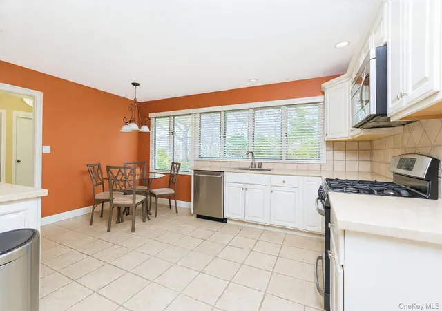 Photo 2 of Single family home for sale at 18 Emerson Ave, New York, NY 10301 | MLS# 986832 | Listing updated on 2026-04-26
