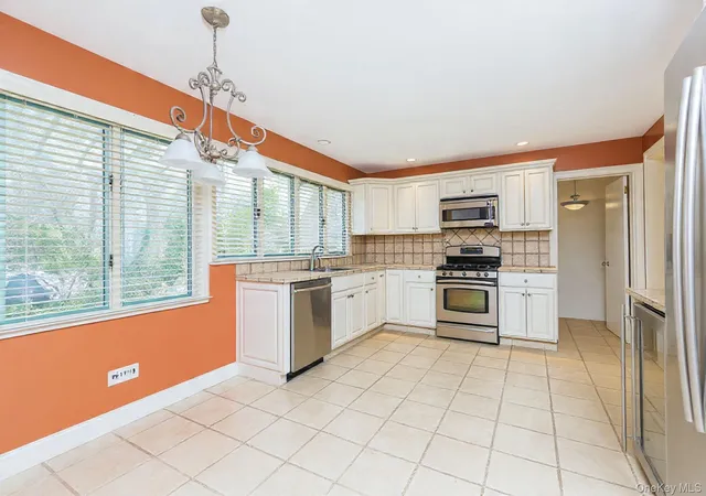 Photo 3 of Single family home for sale at 18 Emerson Ave, New York, NY 10301 | MLS# 986832 | Listing updated on 2026-04-26