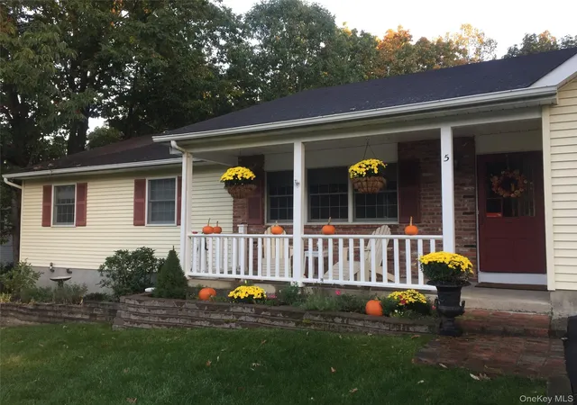2nd image of 5 Scaglione Ct, Highland Mills, NY 10930 | MLS# 986876