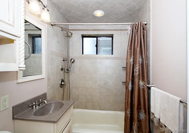 2nd image of 129 Fifteenth St, Hempstead, NY 11530