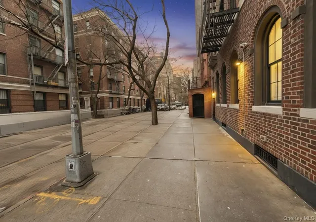 Listing Photo 2 - Condo for sale in building located at 130 W 16Th St, New York, NY 10011 - Unit #52