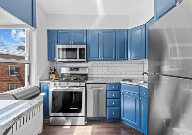 3rd image of 23 Edwards St, North Hempstead, NY 11577