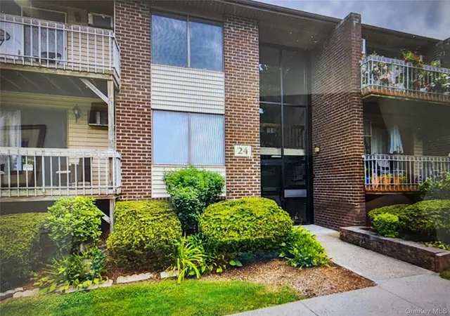 Homes for sale in Haverstraw, NY | 241 Country Club Ln, Haverstraw, NY 10970 | MLS# 987164